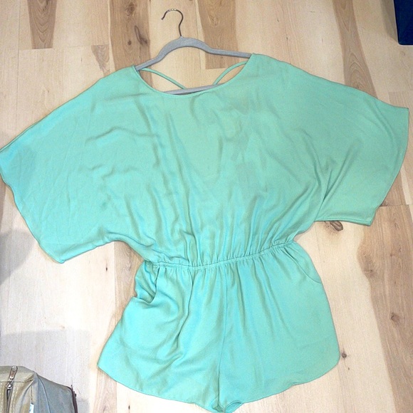 beautiful shorts romper has pockets. Elastic waist, open back with a tie. Pretty - Picture 1 of 3